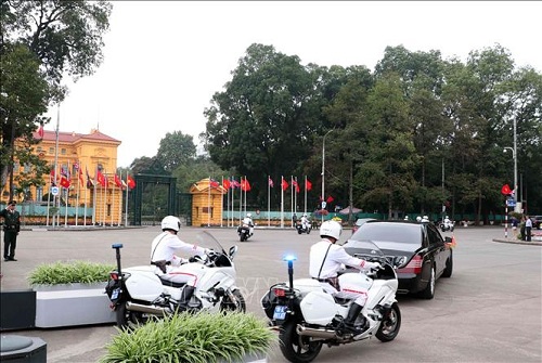 Đoàn Triều Tiên rời khu vực Quảng trường Ba Đình sau khi đến đặt vòng hoa và vào Lăng viếng Chủ tịch Hồ Chí Minh, khởi hành đi Lạng Sơn lúc 10 giờ 5 phút